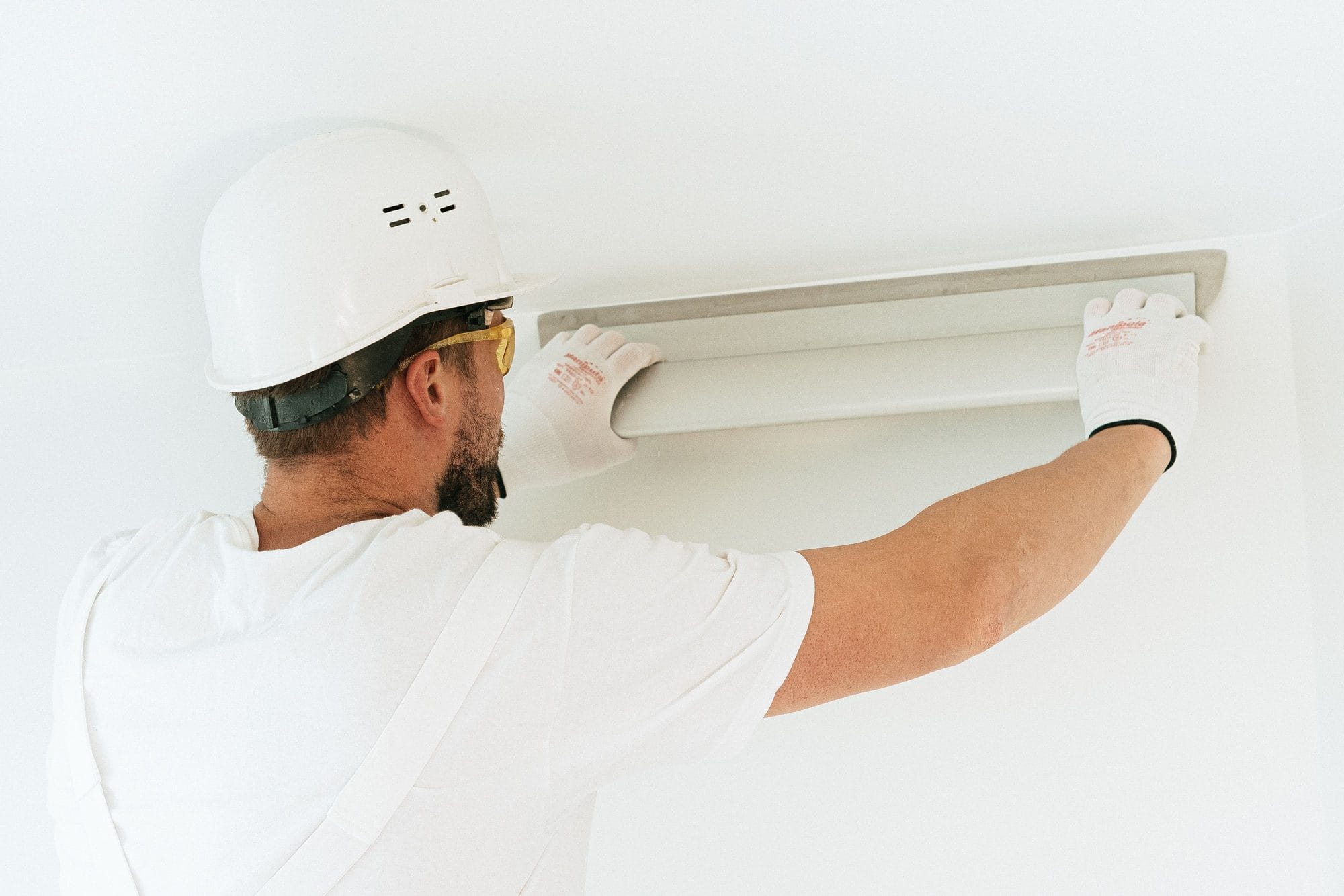 Maler des Malerbetriebs Ziegler beim Verspachteln einer Decke