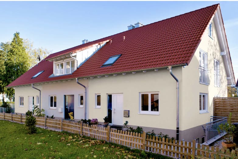 Hausanstrich – Doppelhaus mit hellem Fassadenanstrich und rotem Dach
